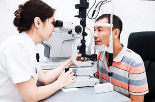 офтальмолог проверяет глаза